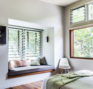 Good Air Circulation Popular Powder Coating Black Surface Aluminium Glass Louver Window